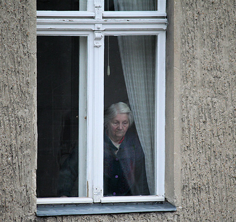 Photo by Sebastian Schaeffer, old woman in window